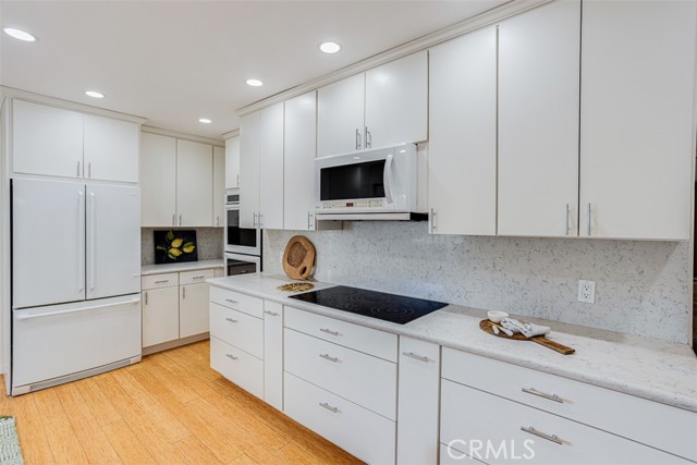 Detail Gallery Image 13 of 45 For 523 Meadows Dr., Glendale,  CA 91202 - 4 Beds | 4 Baths