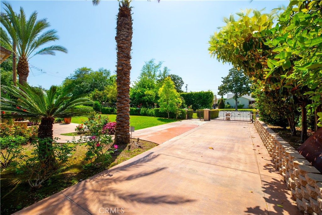 https://media.crmls.org/medias/044b814a-08d4-4e45-a832-73cf667b2d9f.jpg?preset=X-Large