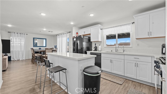 Detail Gallery Image 7 of 18 For 15979 Shawnee, Victorville,  CA 92394 - 4 Beds | 2/1 Baths