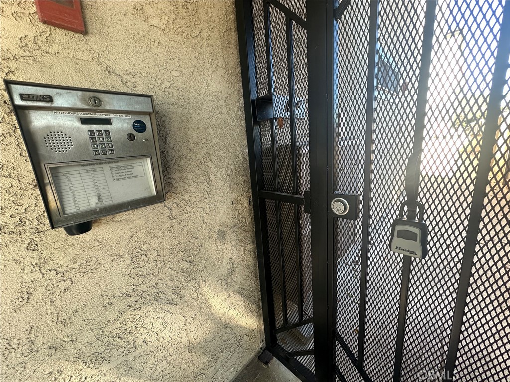 https://media.crmls.org/medias/044e7003-fcba-4d49-8837-e5fc1145c092.jpg?preset=X-Large