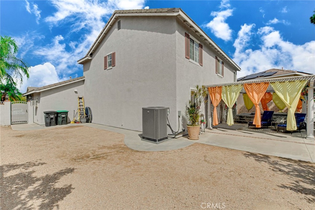 https://media.crmls.org/medias/044ea2f7-a681-4be6-ac1d-b8d447e411a0.jpg?preset=X-Large