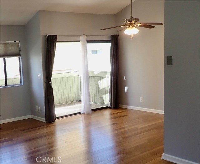 Detail Gallery Image 4 of 10 For 22117 Burbank, Woodland Hills,  CA 91367 - 2 Beds | 1/1 Baths