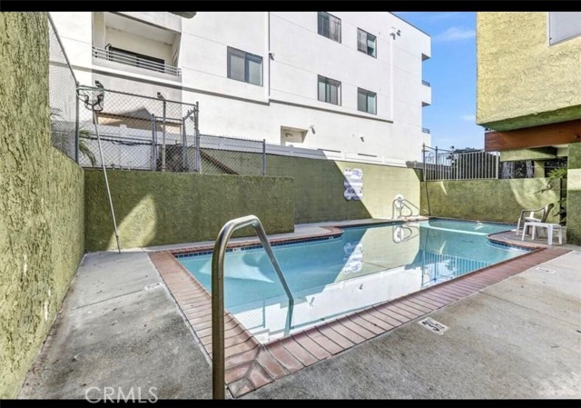 Detail Gallery Image 3 of 20 For 6155 Reseda Blvd #4,  Tarzana,  CA 91335 - 3 Beds | 2 Baths