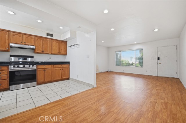 Detail Gallery Image 7 of 28 For 330 N Howard St #108,  Glendale,  CA 91206 - 2 Beds | 2 Baths