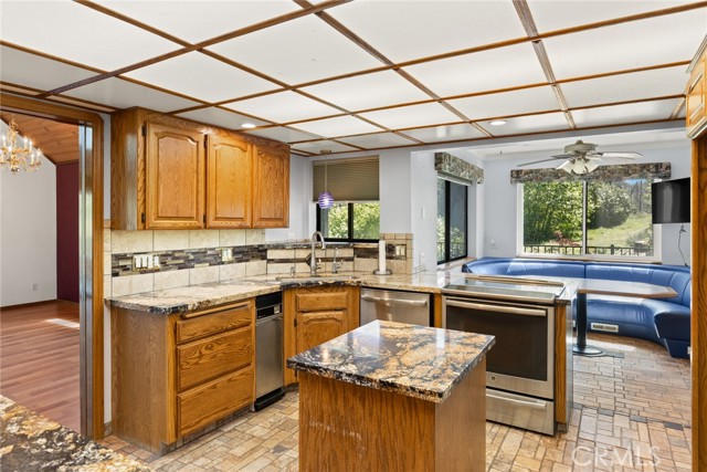 3 Town Hill Way, Berry Creek CA: https://media.crmls.org/medias/04621f2d-a294-4eaf-8db3-9d400cd24e81.jpg