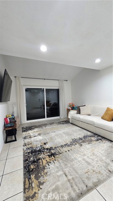 Detail Gallery Image 2 of 27 For 1772 Dumitru #B,  Corona,  CA 92881 - 2 Beds | 2/1 Baths