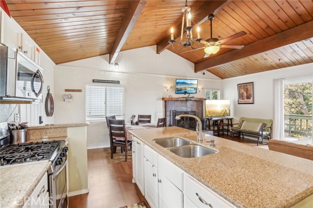 Detail Gallery Image 10 of 34 For 30970 Scenic Way, Running Springs,  CA 92382 - 2 Beds | 2 Baths