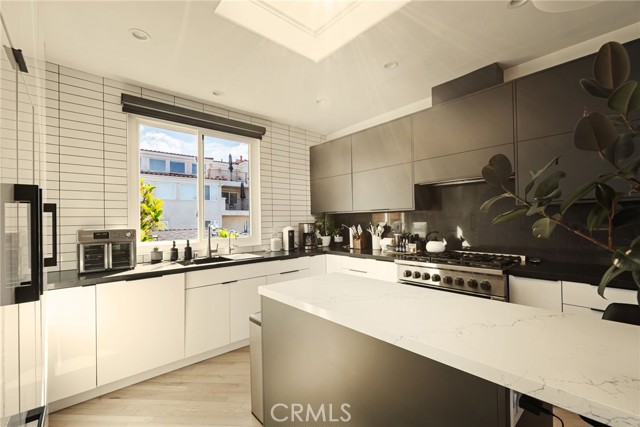 Detail Gallery Image 6 of 31 For 610 9th St a,  Hermosa Beach,  CA 90254 - 3 Beds | 2/1 Baths