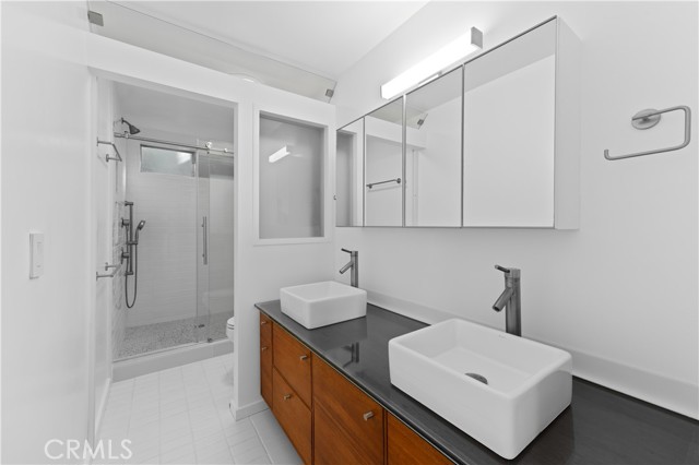 Detail Gallery Image 14 of 25 For 14960 Victory Bld #102,  Van Nuys,  CA 91411 - 2 Beds | 2 Baths