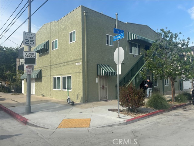 1102 Termino Avenue, Long Beach CA: https://media.crmls.org/medias/046ef1d6-6f1b-40ef-b7f3-b1964b3cef2f.jpg