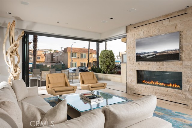 Detail Gallery Image 5 of 28 For 121 7th St, Huntington Beach,  CA 92648 - 3 Beds | 3/1 Baths