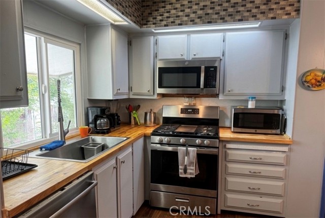 Detail Gallery Image 6 of 19 For 13870 Rodeo, Victorville,  CA 92395 - 2 Beds | 2 Baths