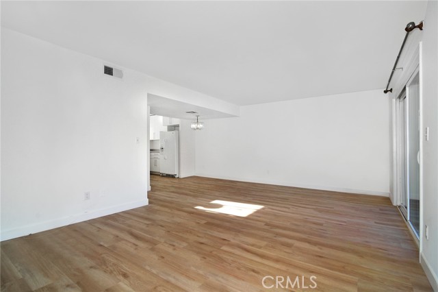 Detail Gallery Image 7 of 20 For 18931 Kittridge St #73,  Reseda,  CA 91335 - 3 Beds | 2 Baths