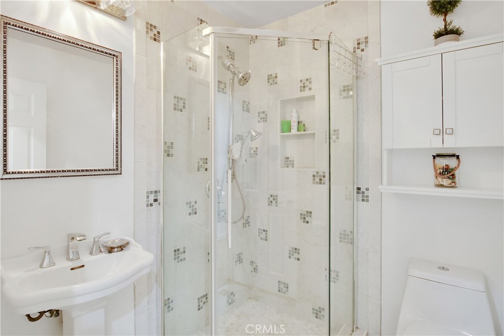 https://media.crmls.org/medias/0470ee57-8334-40c9-a454-1b2fa0939b7a.jpg?preset=X-Large