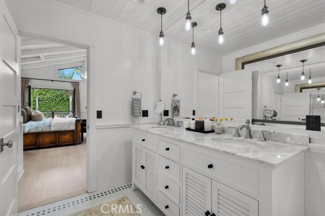 1012 10th Street, Manhattan Beach CA: https://media.crmls.org/medias/0476966e-e04f-4306-b02e-bb29b6a09d4c.jpg