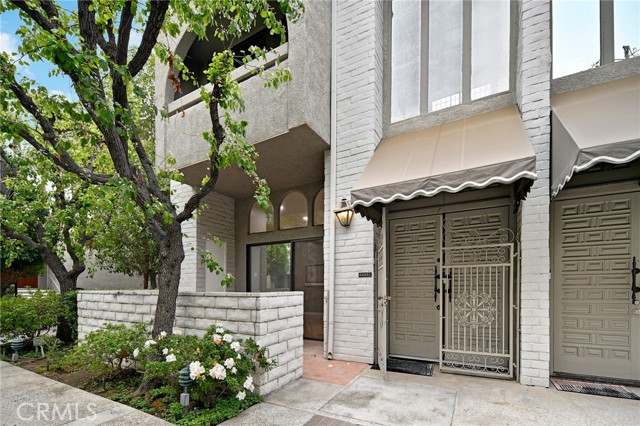 5335 White Oak Avenue, Encino CA: https://media.crmls.org/medias/0476c483-9d3e-429b-b4a5-128b4c50789e.jpg