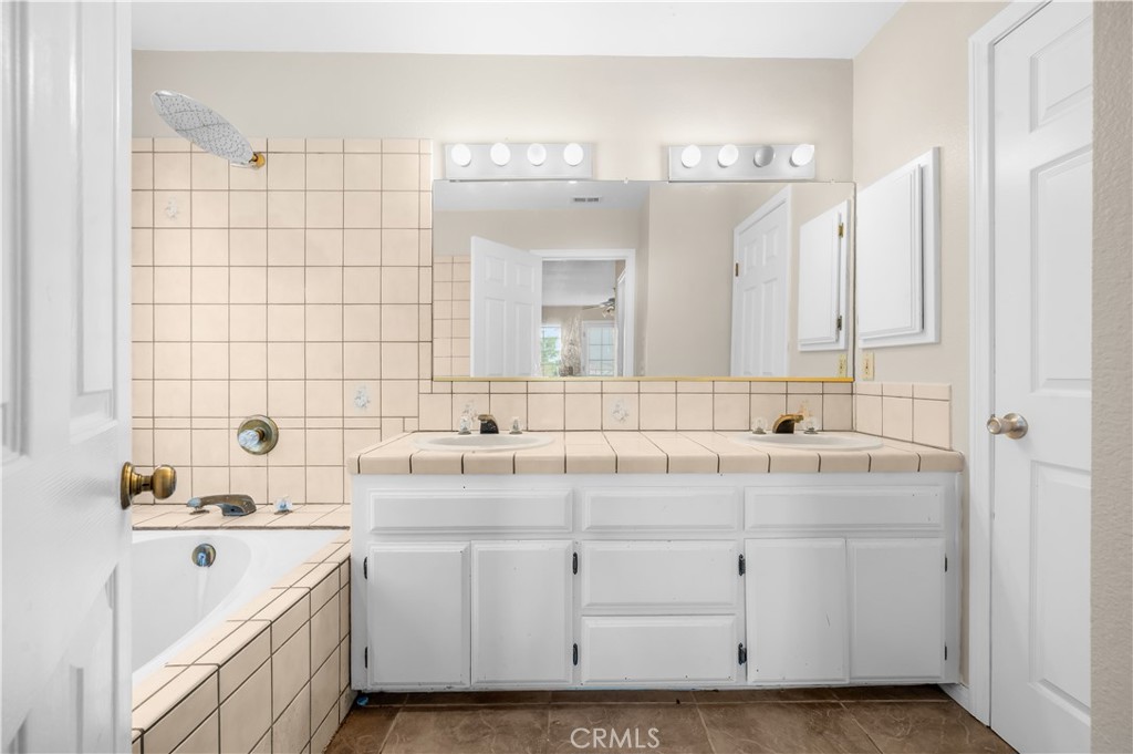 https://media.crmls.org/medias/0479f8e0-00eb-488d-a11a-27234bee4603.jpg?preset=X-Large