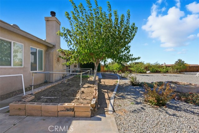 21268 Chardonnay, Apple Valley CA: https://media.crmls.org/medias/047b0c01-acfe-4c33-8f9b-f48070d96427.jpg