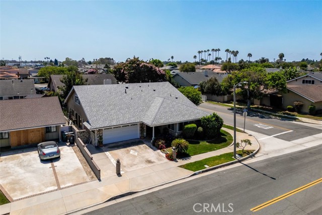 Detail Gallery Image 2 of 55 For 7152 Sunlight Dr, Huntington Beach,  CA 92647 - 5 Beds | 4 Baths