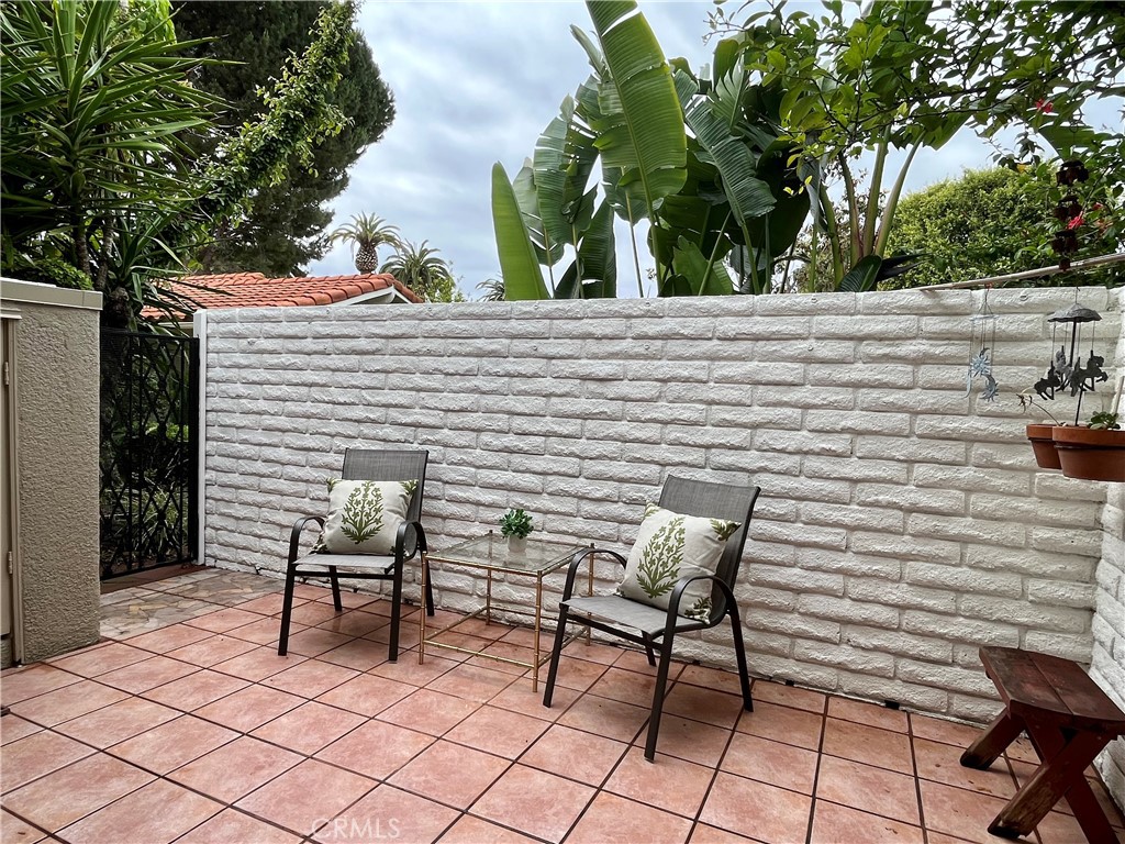 https://media.crmls.org/medias/047dd2b0-5666-4a51-9bed-e29b27139354.jpg?preset=X-Large