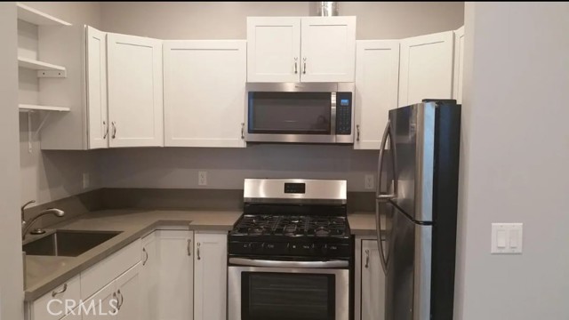 Detail Gallery Image 28 of 31 For 6017 Encino Ave, Encino,  CA 91316 - 4 Beds | 4/1 Baths