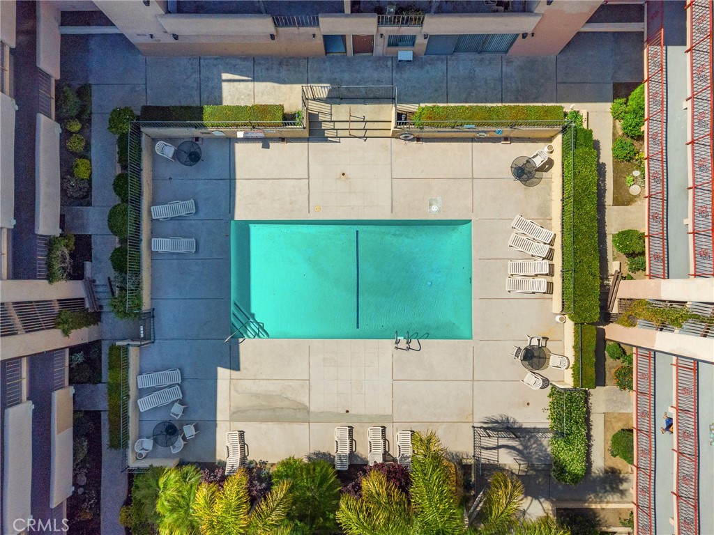 https://media.crmls.org/medias/04847f09-3d5f-4e62-97f3-126357504f8d.jpg?preset=X-Large