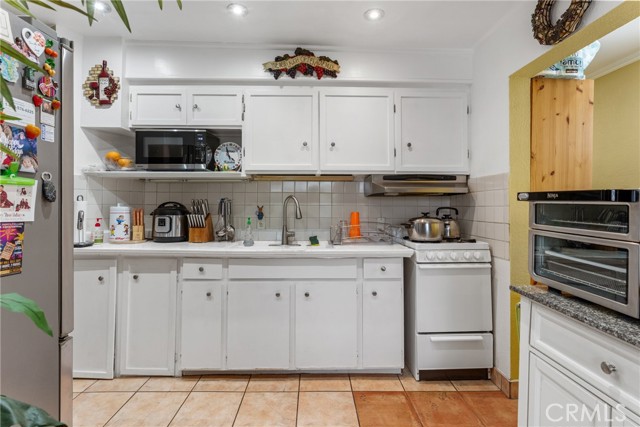 Detail Gallery Image 15 of 49 For 3812 Middlebury, Los Angeles,  CA 90004 - 3 Beds | 2/1 Baths