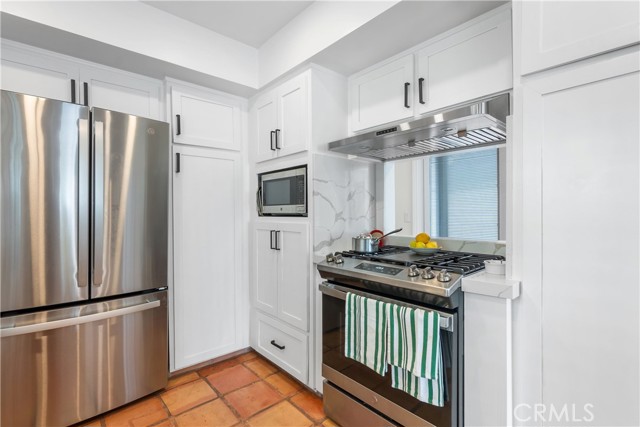 304 Larkspur Avenue, Corona del Mar CA: https://media.crmls.org/medias/04866328-1ed0-478d-be15-20b4f96769f8.jpg