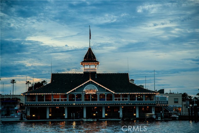 Detail Gallery Image 2 of 41 For 700 E Oceanfront, Newport Beach,  CA 92661 - 4 Beds | 3 Baths