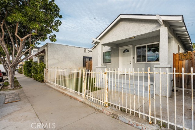 Detail Gallery Image 2 of 26 For 2320 Locust, Long Beach,  CA 90806 - 2 Beds | 1 Baths