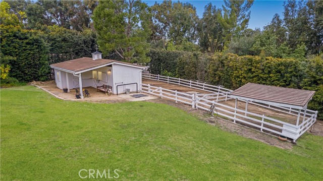 Barn with corral/turn outs