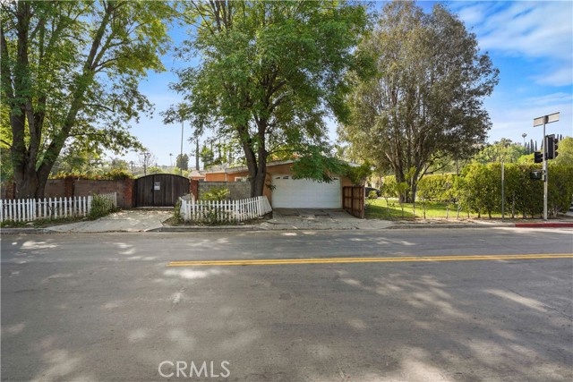 Additional side entry with two driveways + garage