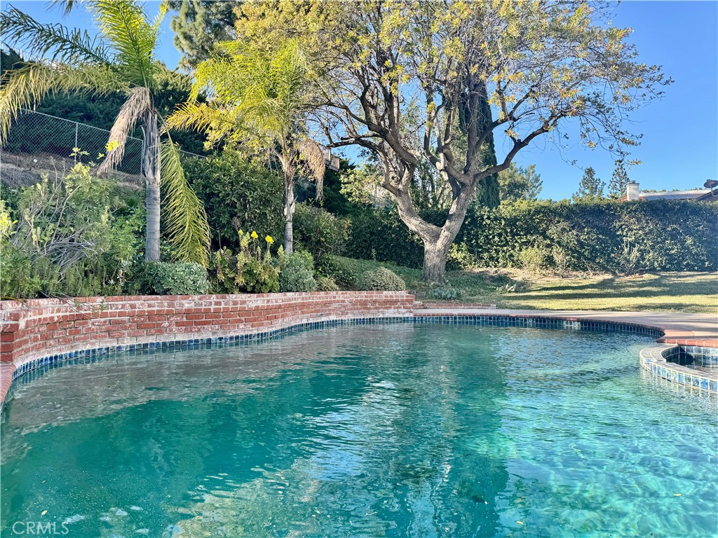 https://media.crmls.org/medias/048af212-6bdc-4449-a6d5-df3c7238532b.jpg?preset=X-Large