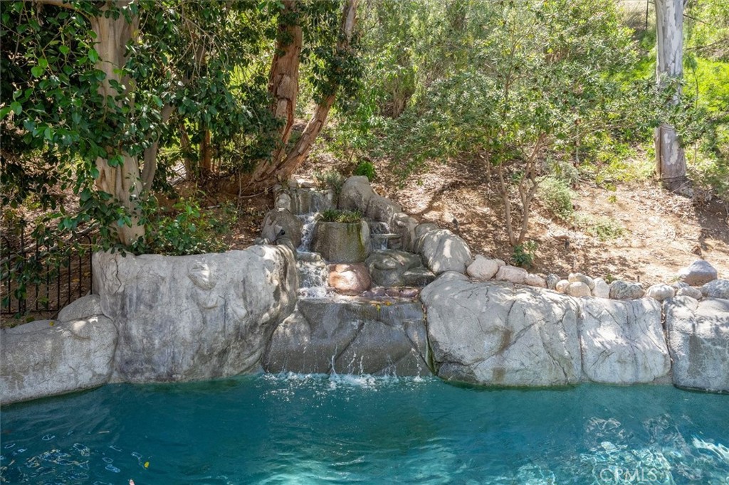 https://media.crmls.org/medias/048b0c34-d548-486c-8168-c2c5ca55fb0b.jpg?preset=X-Large