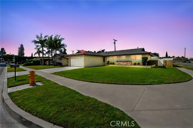 6051 Santa Barbara Avenue, Garden Grove CA: https://media.crmls.org/medias/048b58aa-296f-4e0b-9d7f-f9666a14c5c1.jpg