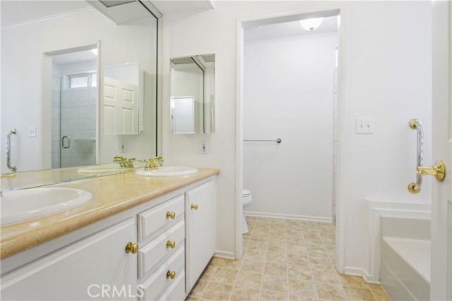 Detail Gallery Image 4 of 11 For 2545 Shadow, Santa Ana,  CA 92705 - 2 Beds | 2 Baths