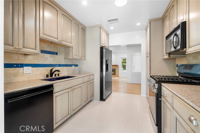 Detail Gallery Image 10 of 34 For 17429 Burbank Bld, Encino,  CA 91316 - 3 Beds | 2 Baths