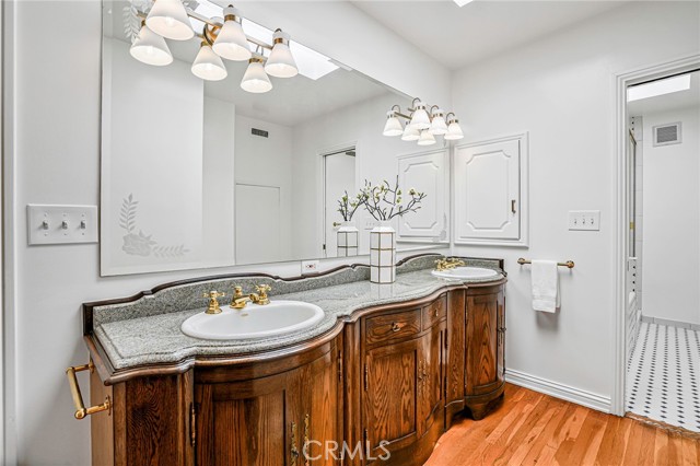3975 Van Noord Avenue, Studio City CA: https://media.crmls.org/medias/049003bf-f4c7-44d2-a902-0de39c53635f.jpg