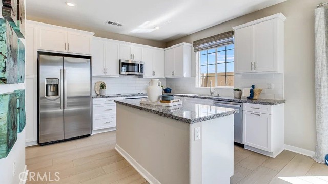 Detail Gallery Image 3 of 19 For 1121 Thunderchief Ln, Rialto,  CA 92376 - 3 Beds | 2/1 Baths