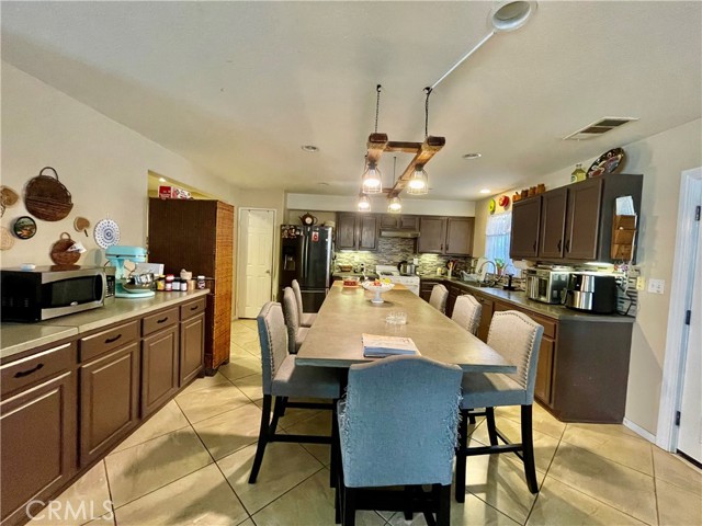 Detail Gallery Image 5 of 26 For 38244 Armstrong Dr, Palmdale,  CA 93552 - 3 Beds | 2/1 Baths