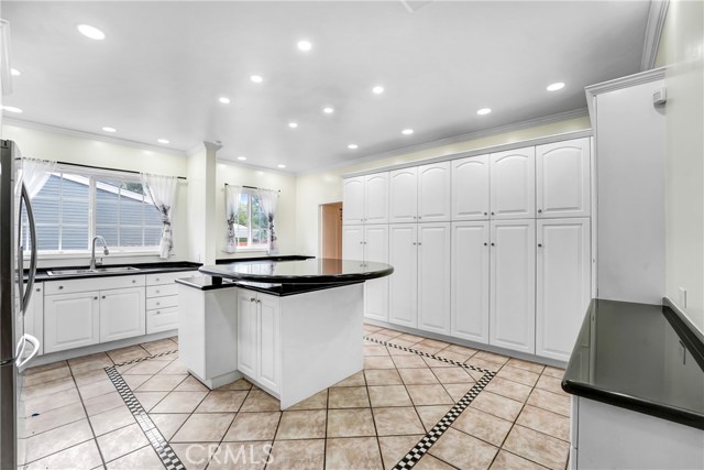 816 S Longwood, Los Angeles CA: https://media.crmls.org/medias/04949df8-4343-477e-a13d-6b327b763593.jpg