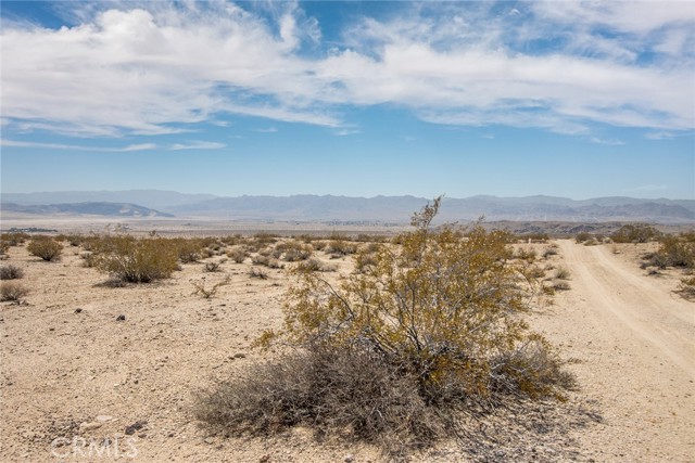 Detail Gallery Image 8 of 17 For 5678 La Brisa Dr, Joshua Tree,  CA 92252 - – Beds | – Baths