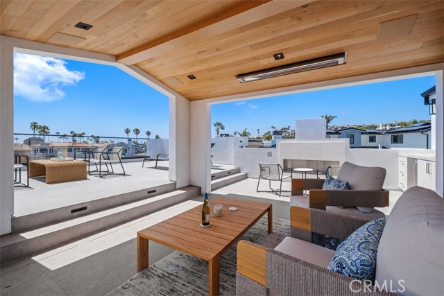 20 Balboa Coves, Newport Beach CA: https://media.crmls.org/medias/049820bd-a220-440b-a2d5-7610e601da0d.jpg