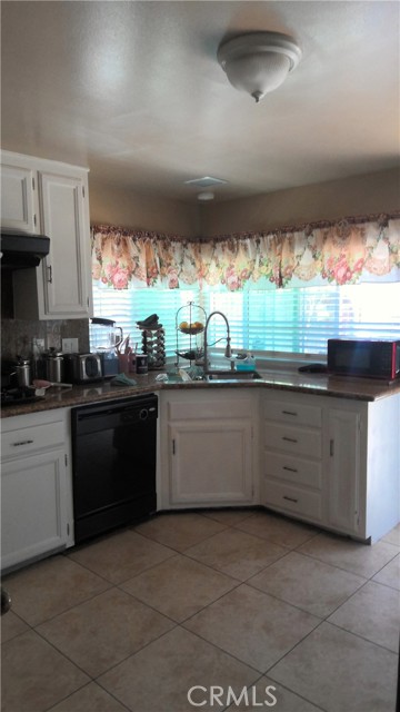Detail Gallery Image 3 of 6 For 2542 N Pacific Ave, Santa Ana,  CA 92706 - 3 Beds | 2 Baths