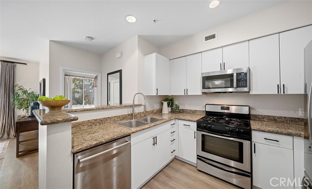 1801 E Katella Avenue, Anaheim CA: https://media.crmls.org/medias/049c704e-86a6-4c93-96d1-dec2de06f8fa.jpg