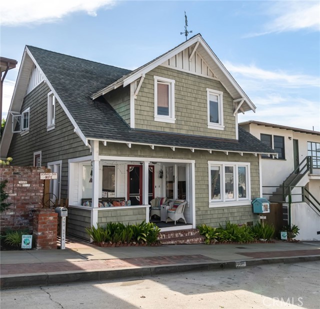 Detail Gallery Image 2 of 39 For 220 29th St, Hermosa Beach,  CA 90254 - 4 Beds | 2 Baths