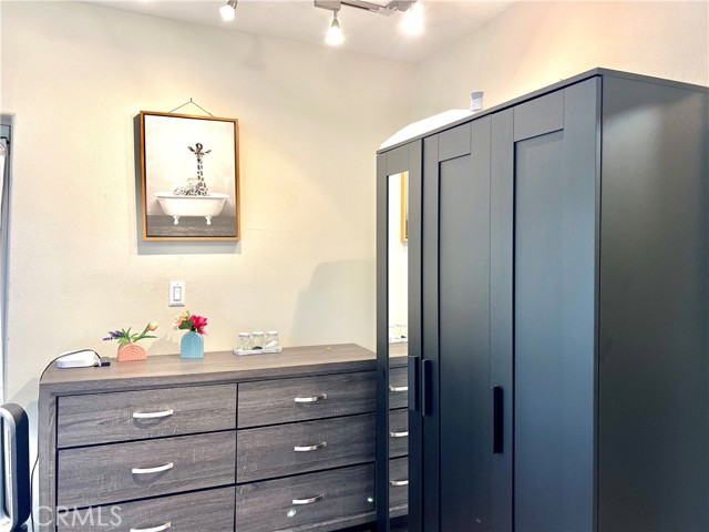 Detail Gallery Image 11 of 19 For 17401 Raymer St, Northridge,  CA 90039 - 1 Beds | 1 Baths