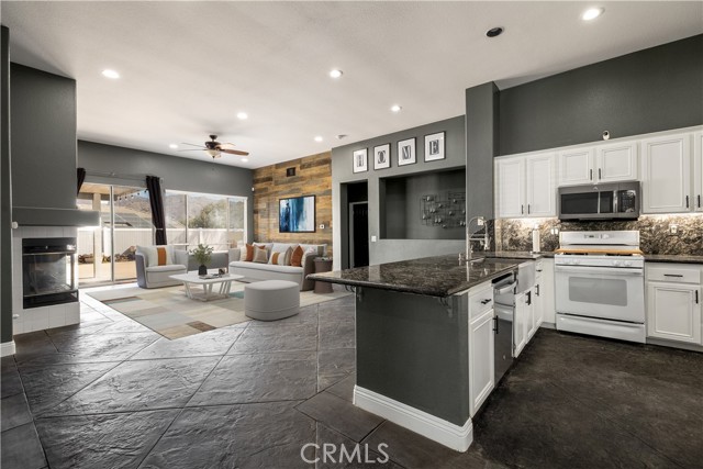 13946 Moqui Way, Corona CA: https://media.crmls.org/medias/04a34c5d-72ea-4671-8e39-cdceedae3ac5.jpg