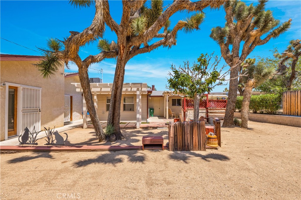 https://media.crmls.org/medias/04a8a578-d760-4a39-a90c-d9c7bc2df950.jpg?preset=X-Large