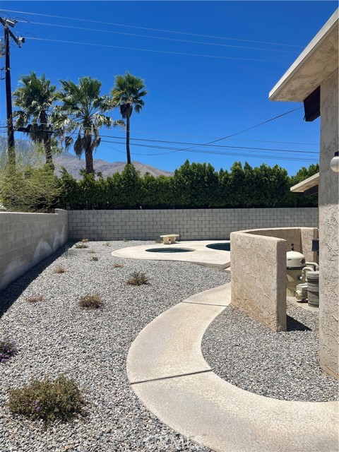 2605 N Kitty Hawk Drive, Palm Springs CA: https://media.crmls.org/medias/04a8fe02-9d68-487b-b7c4-f65a85df3022.jpg